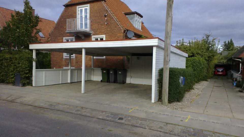Hvid carport opført ved villa